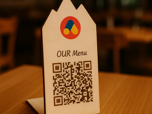 Chevalet en bois découpé portant un QR code vers la carte du restaurant